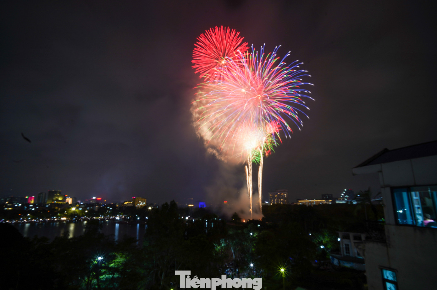 Màn bắn pháo hoa nhìn từ trên cao.