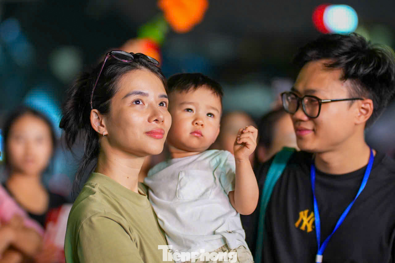 Rất đông người dân và gia đình đã có mặt tại khu vực quanh công viên từ sớm để theo dõi màn bắn pháo hoa.