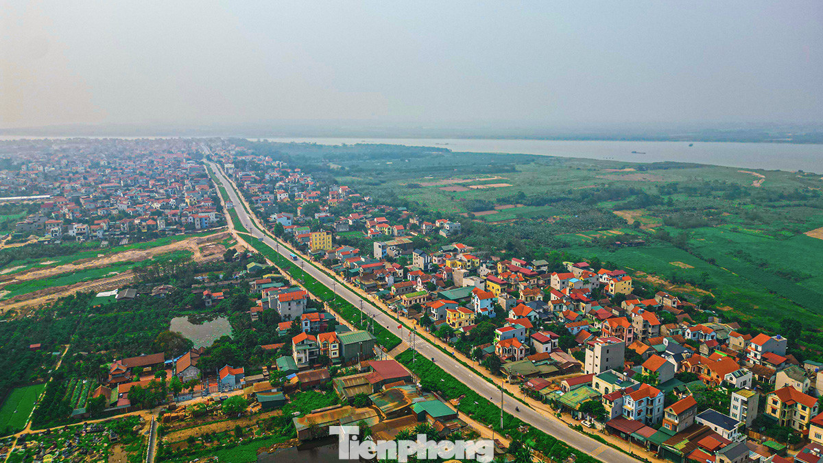 Theo quy hoạch, phía Nam cầu Hồng Hà nằm tại xã Hồng Hà, huyện Đan Phượng. Cầu giao cắt với đường Hồng Hà đoạn qua chùa Gia Lễ, nằm giữa trường THCS Liên Hồng và thôn Bồng Lai.