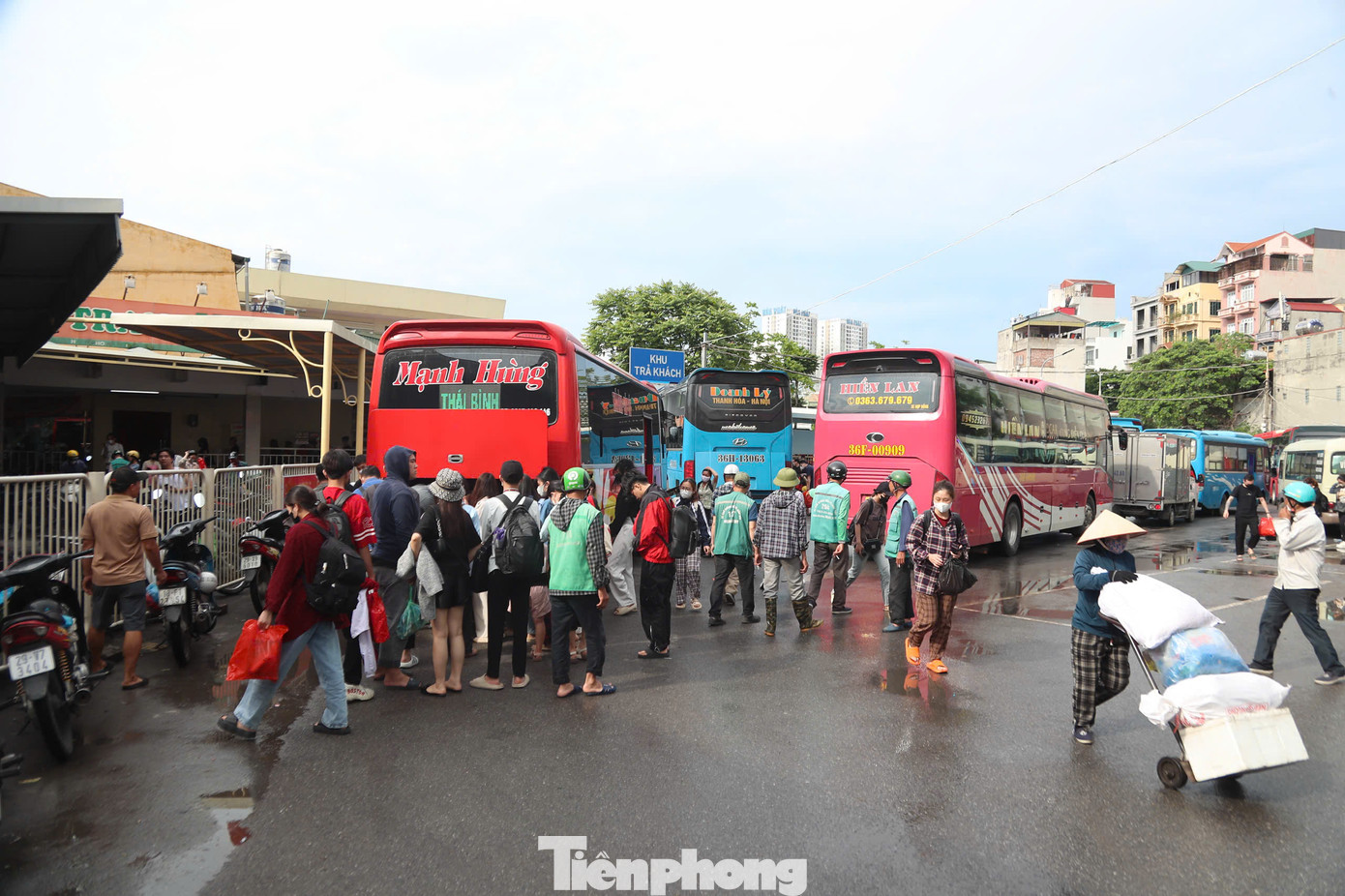 Hình ảnh đông đúc thường thấy trong bến xe Nước Ngầm, Giáp Bái sau dịp nghỉ lễ .