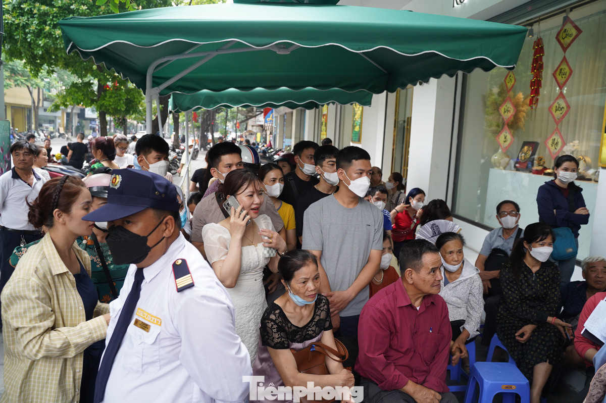 Người dân xếp hàng từ sáng sớm tại chi nhánh ngân hàng VietinBank số 81 phố Huế (Quận Hai Bà Trưng, Hà Nội). Người dân xếp hàng từ sáng sớm tại chi nhánh ngân hàng VietinBank số 81 phố Huế (Quận Hai Bà Trưng, Hà Nội).