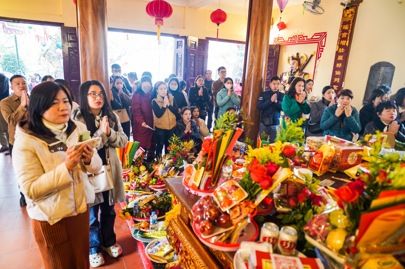 Phía bên trong điện rất đông người.