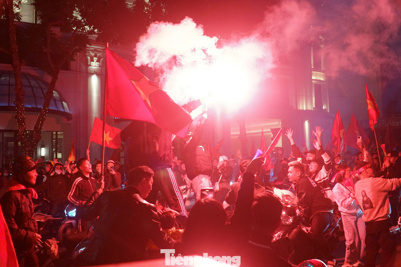 Cùng hòa chung niềm vui chiến thắng với người Việt Nam, nhiều du khách cho biết đây là kỷ niệm đáng nhớ của họ khi tới thăm Hà Nội.