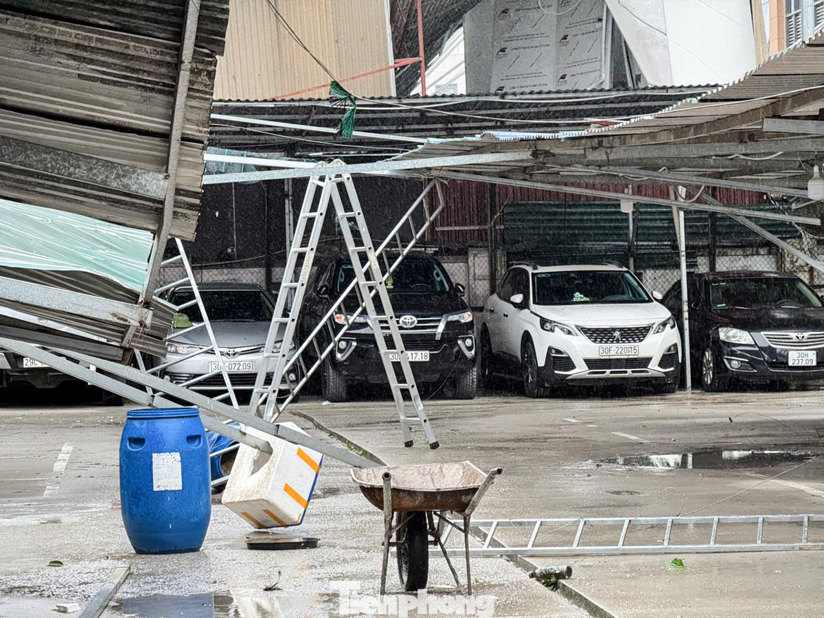 đường Hoàng Quán Chi (quận Cầu Giấy)Anh T. - một người dân gửi xe tại đây, chia sẻ: "Sáng nay lấy xe đi làm thì thấy xe bị đổ trúng, bị móp khá nặng. Thật sự không biết làm sao, đen thật, để xe trong bãi mà vẫn bị đổ".