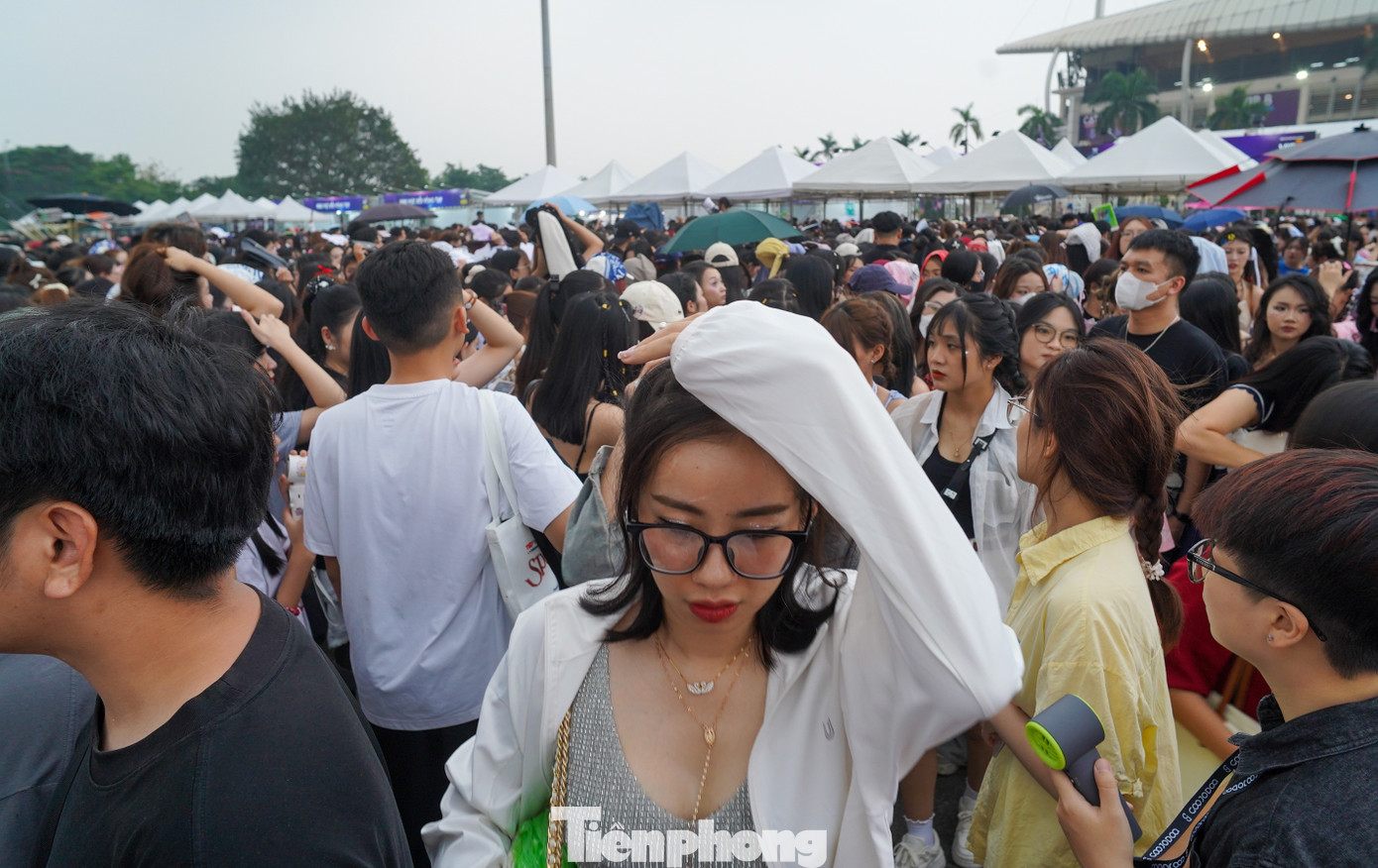 Bất chấp thời tiết thất thường của Hà Nội ngày 10/5, khán giả vẫn đến sân xếp hàng từ rất sớm.