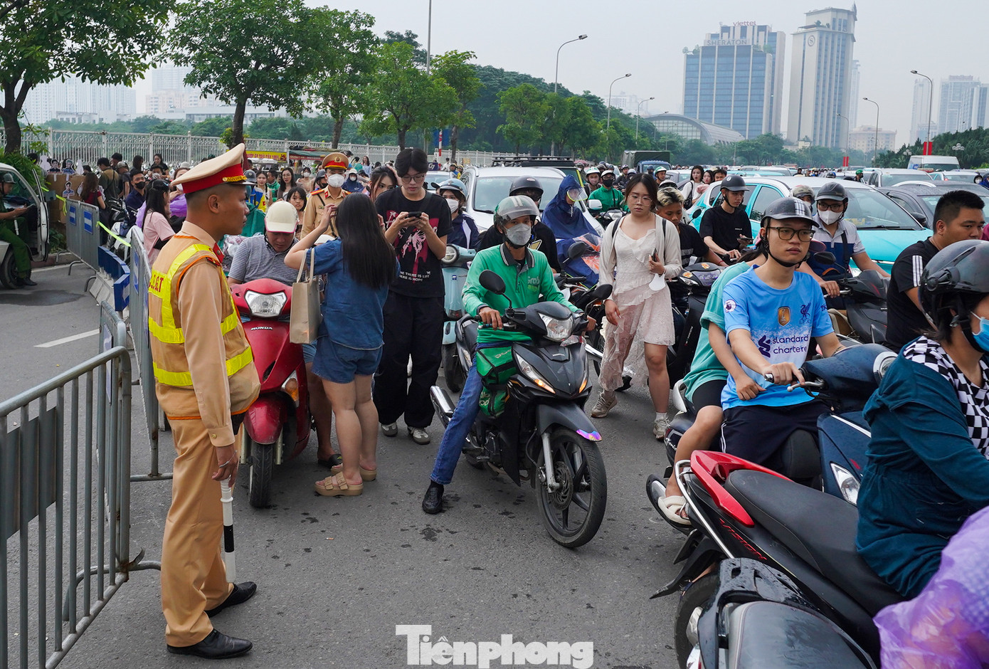 Lực lượng chức năng đã có mặt từ sớm để phân luồng và điều tiết giao thông quanh khu vực sân vận động Mỹ Đình.
