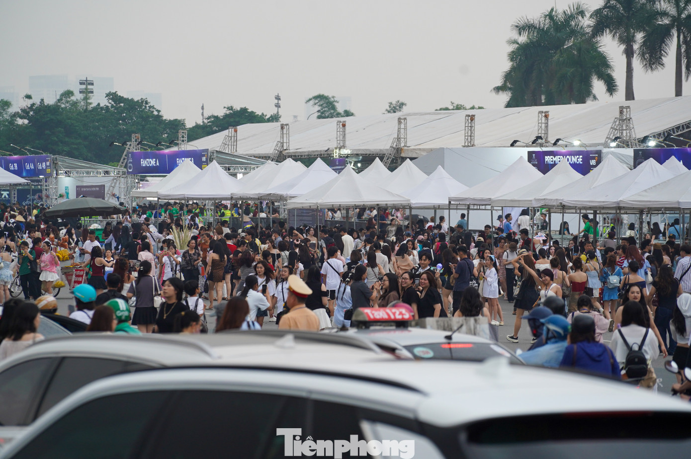 19h ngày 10/5, chương trình "Anh trai say hi" diễn ra tại sân vận động Mỹ Đình, quận Nam Từ Liêm, theo ghi nhận PV Tiền Phong, từ 15h chiều, lượng người đổ về quanh SVĐ đã rất đông.