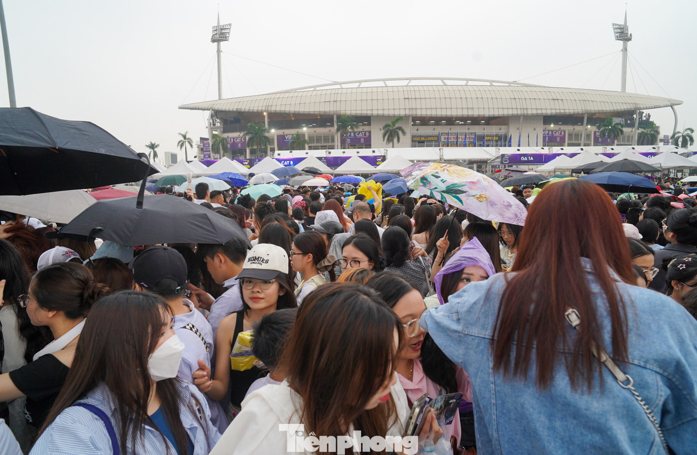 Bất chấp thời tiết thất thường của Hà Nội ngày 10/5, khán giả vẫn đến sân xếp hàng từ rất sớm.