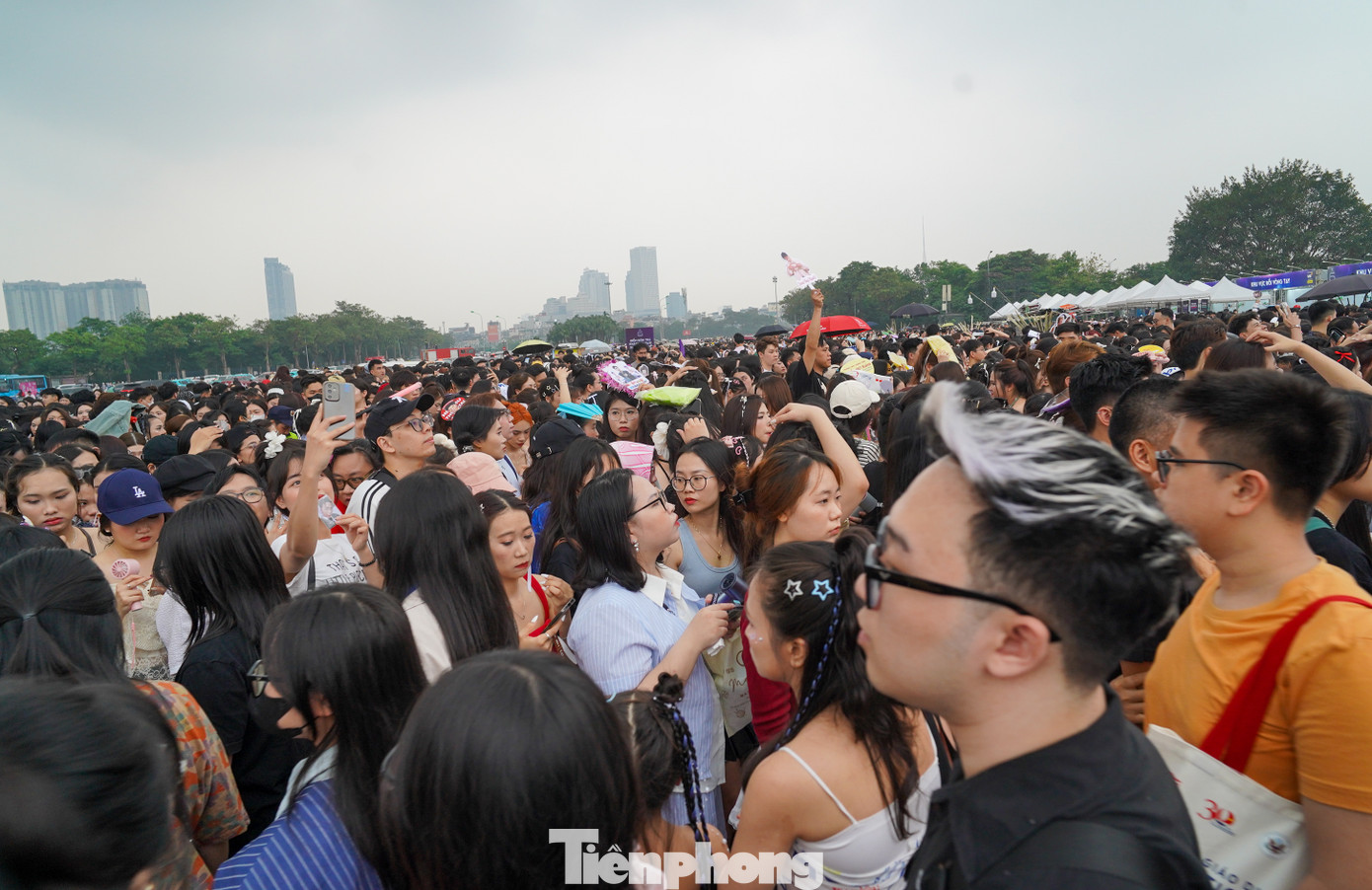 Bất chấp thời tiết thất thường của Hà Nội ngày 10/5, khán giả vẫn đến sân xếp hàng từ rất sớm.