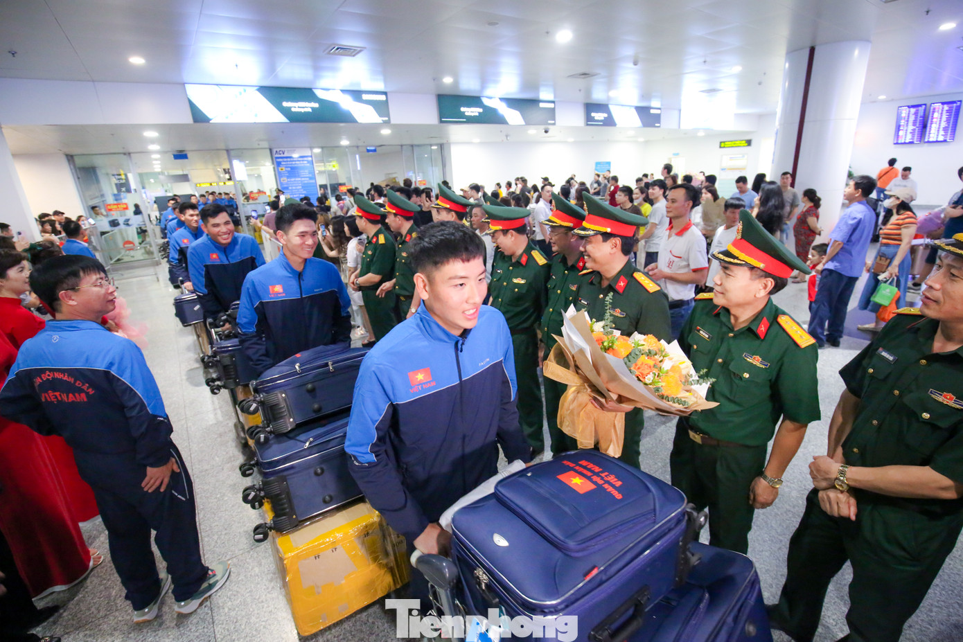 Tối 10/5, tại sân bay quốc tế Nội Bài, Cục Đối ngoại (Bộ Quốc phòng) phối hợp với Trường Sĩ quan Lục quân 1 tổ chức lễ đón đoàn quân nhân Việt Nam trở về nước sau khi tham gia Lễ duyệt binh kỷ niệm 80 năm Ngày Chiến thắng tại Quảng trường Đỏ, thủ đô Mátxcơva, Liên bang Nga.