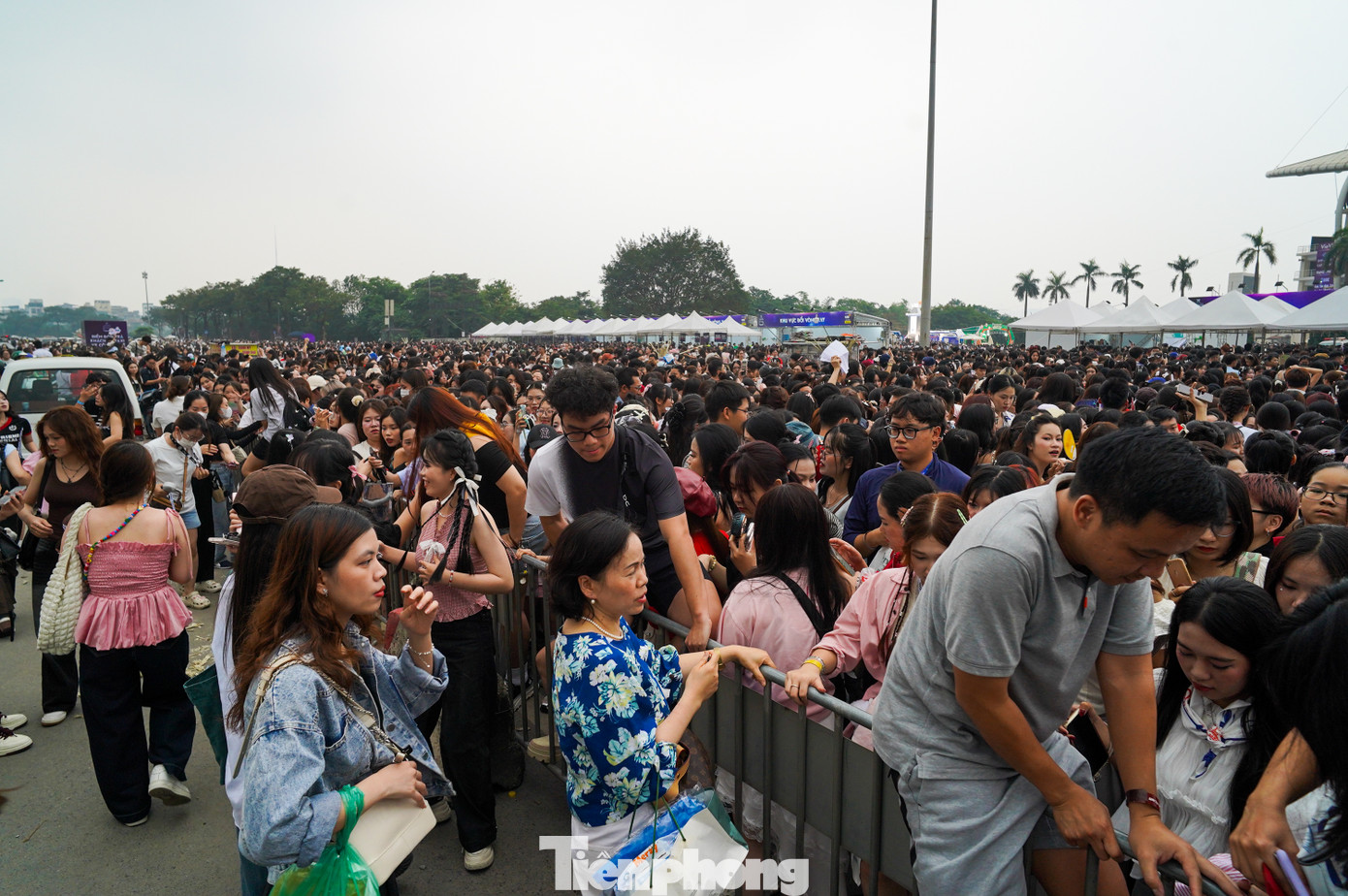 Nhiều khán giả đến sau phải leo rào vào trong.