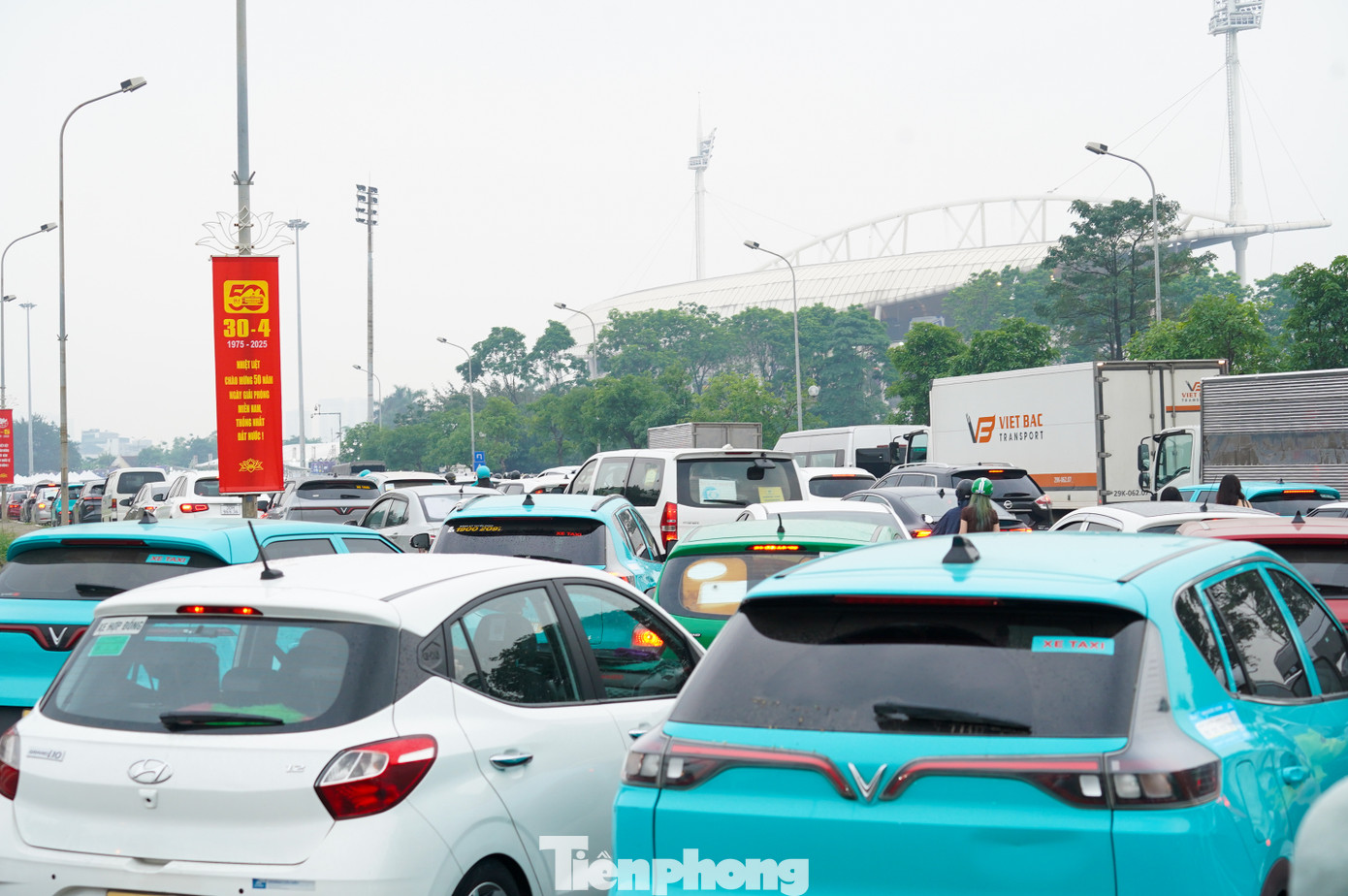 Càng về chiều tối, lượng phương tiện đổ về mỗi lúc một đông.