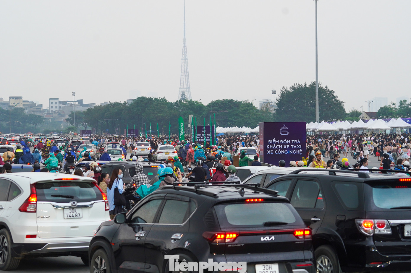 Dòng phương tiện di chuyển hết sức khó khăn.