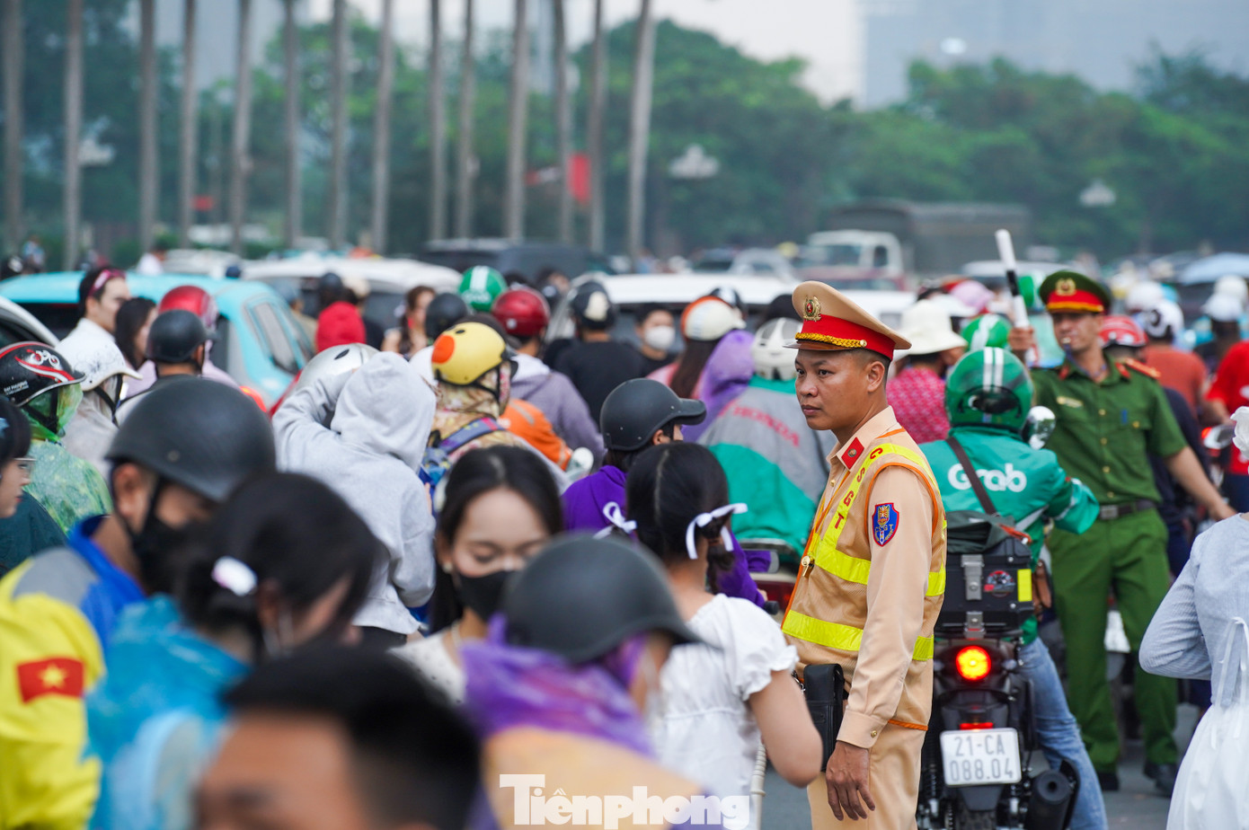 Lực lượng chức năng đã có mặt từ sớm để phân luồng và điều tiết giao thông quanh khu vực sân vận động Mỹ Đình.