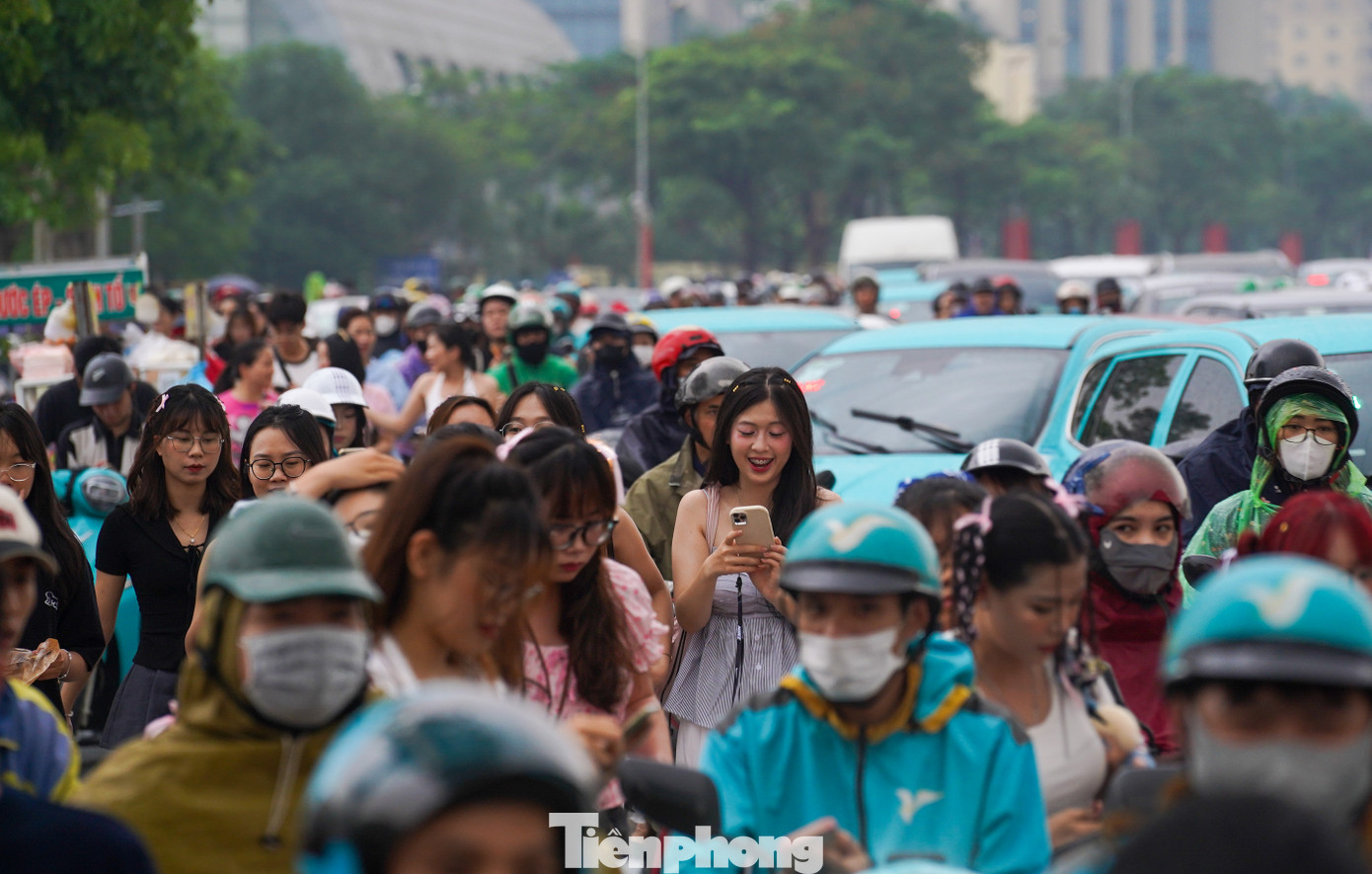 Giao thông khu vực cổng vào SVĐ chật ních dòng người.
