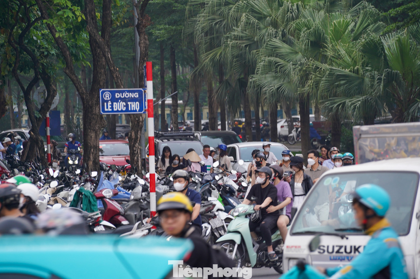 Càng về chiều tối, lượng phương tiện đổ về mỗi lúc một đông.