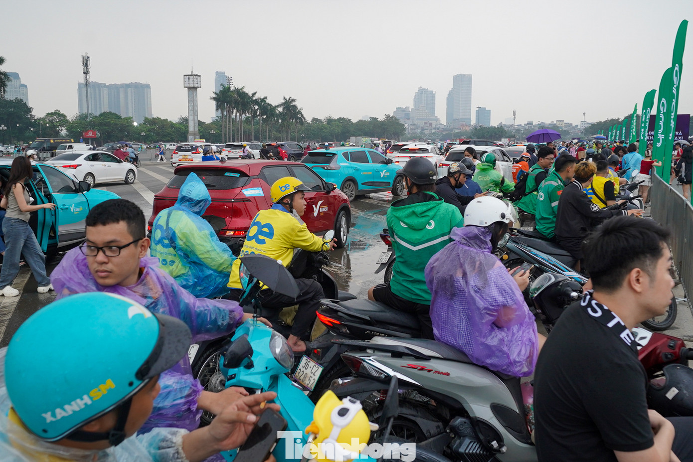 Bên ngoài sân vận động, nhiều tài xế tập trung đông nghịt, đón khán giả có nhu cầu di chuyển.