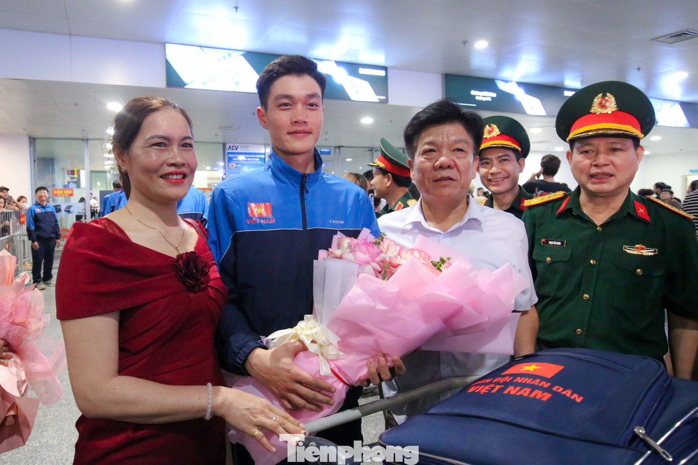 Ông Nguyễn Hữu Sơn (áo trắng - bố của quân nhân Nguyễn Hữu Quân) tự hào và xúc động khi thấy con mình cùng đồng đội xuất hiện trên Quảng trường Đỏ.