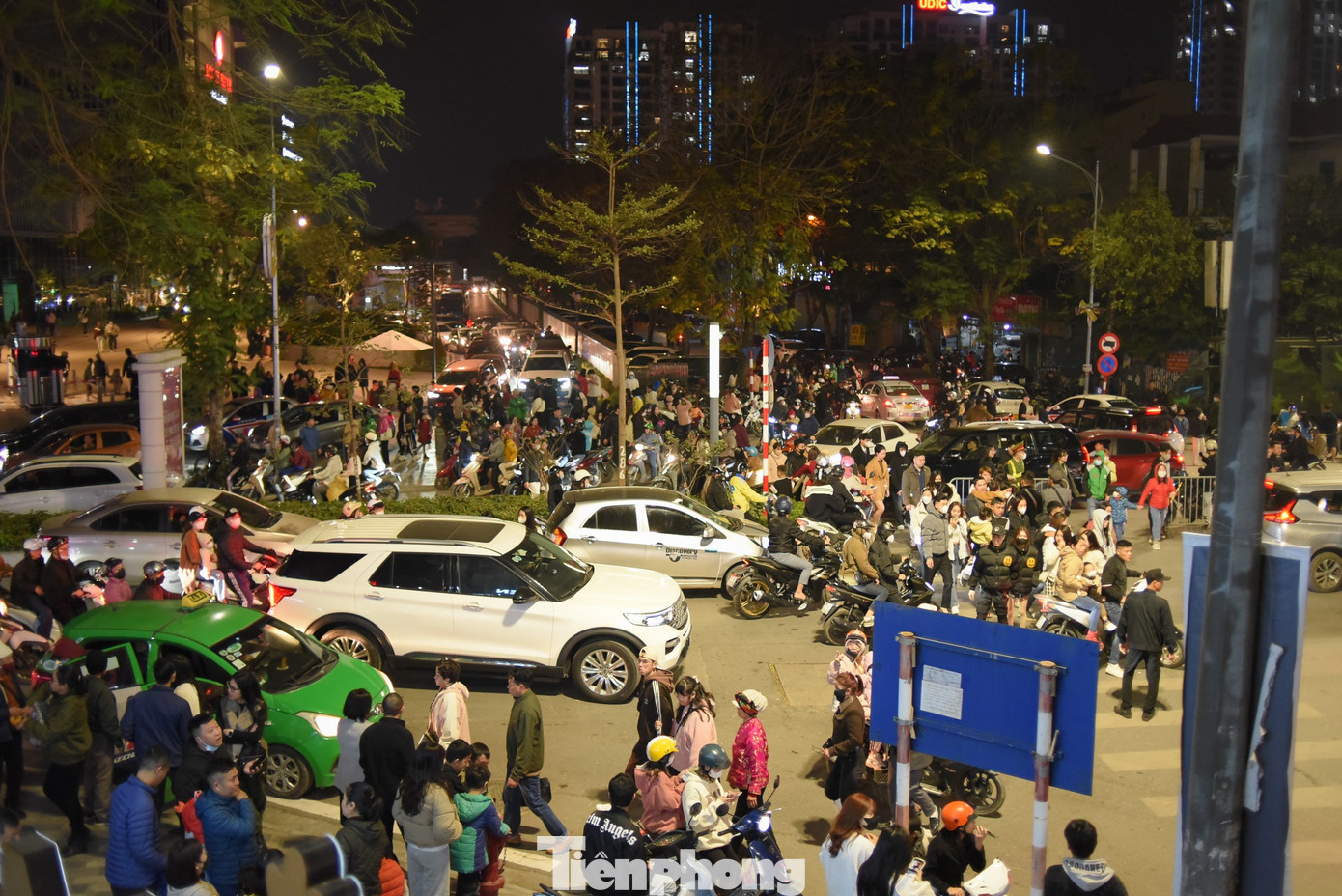 300 drone (máy bay không người lái) sẽ biểu diễn trên bầu trời hồ Tây lúc 21h30.