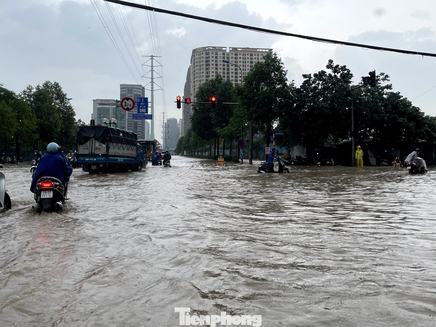 Khu vực đường Tố Hữu ngập sau cơn mưa lớn kéo dài khoảng 3 giờ.