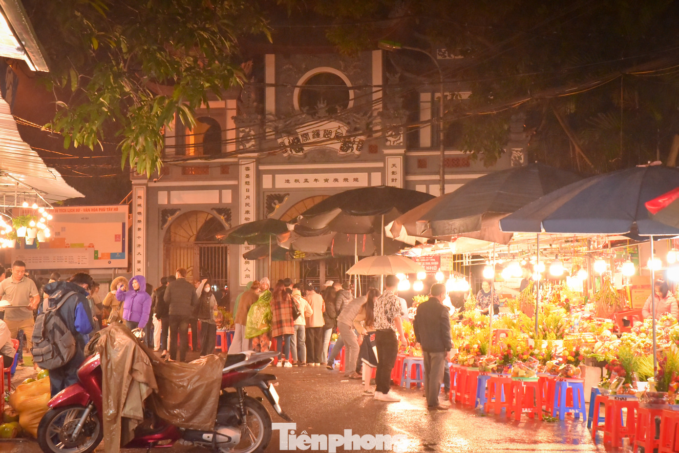 Không khí trước cửa Phủ Tây Hồ lúc 3 giờ sáng, rất đông người dù đã làm lễ xong nhưng vẫn chờ tới giờ Phủ mở cửa để tiếp tục dâng lễ bên trong.