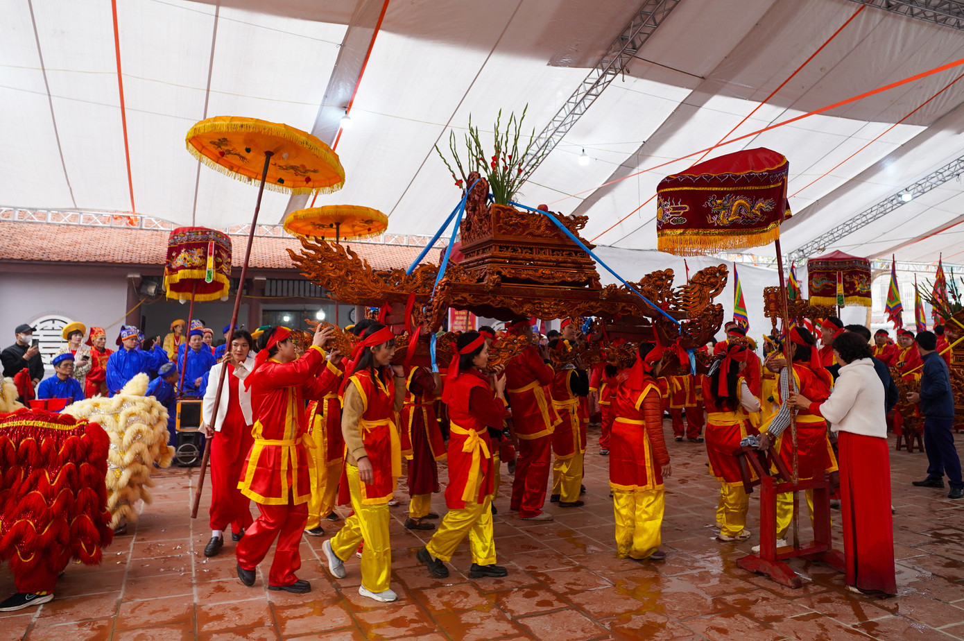 Sau đó nước được rước vào đình để người dân thực hiện các nghi lễ tế .