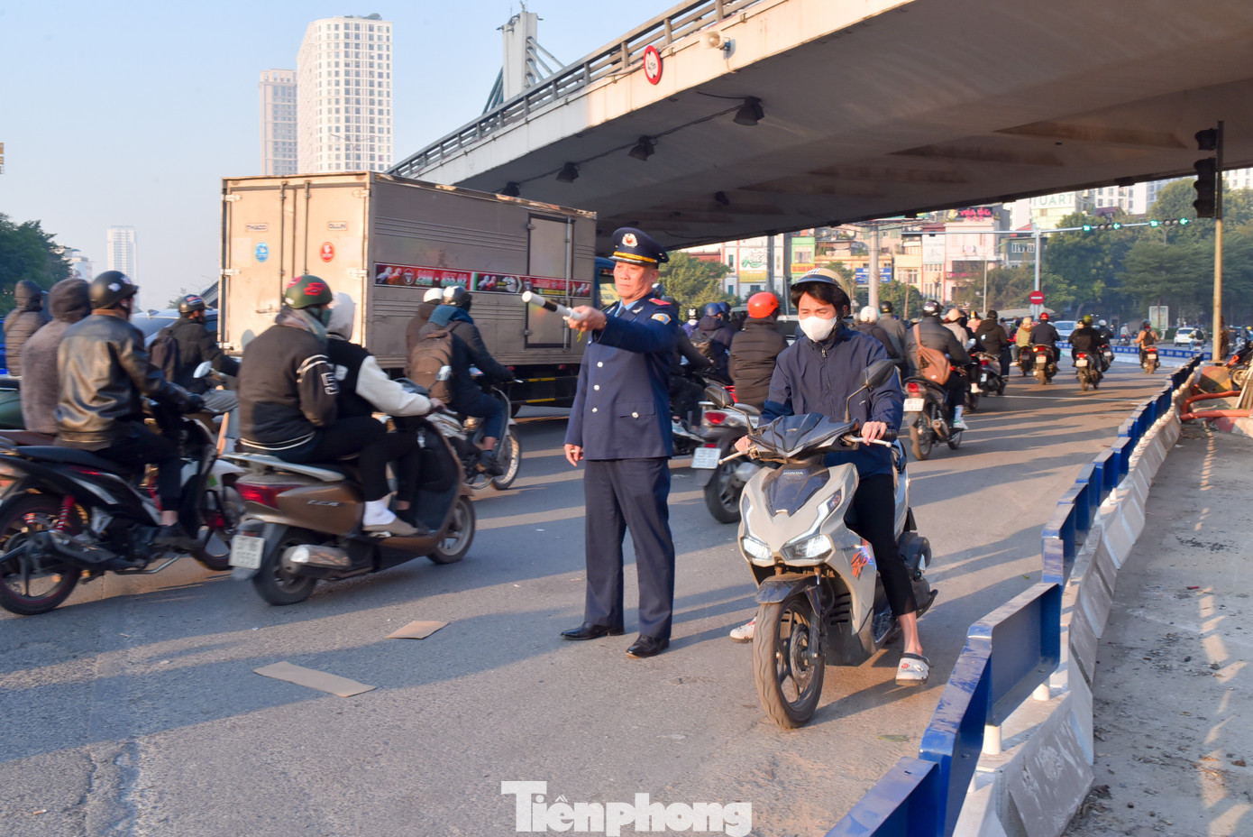 Hàng loạt các phương tiện phải quay đầu xe để đi qua đường Láng.