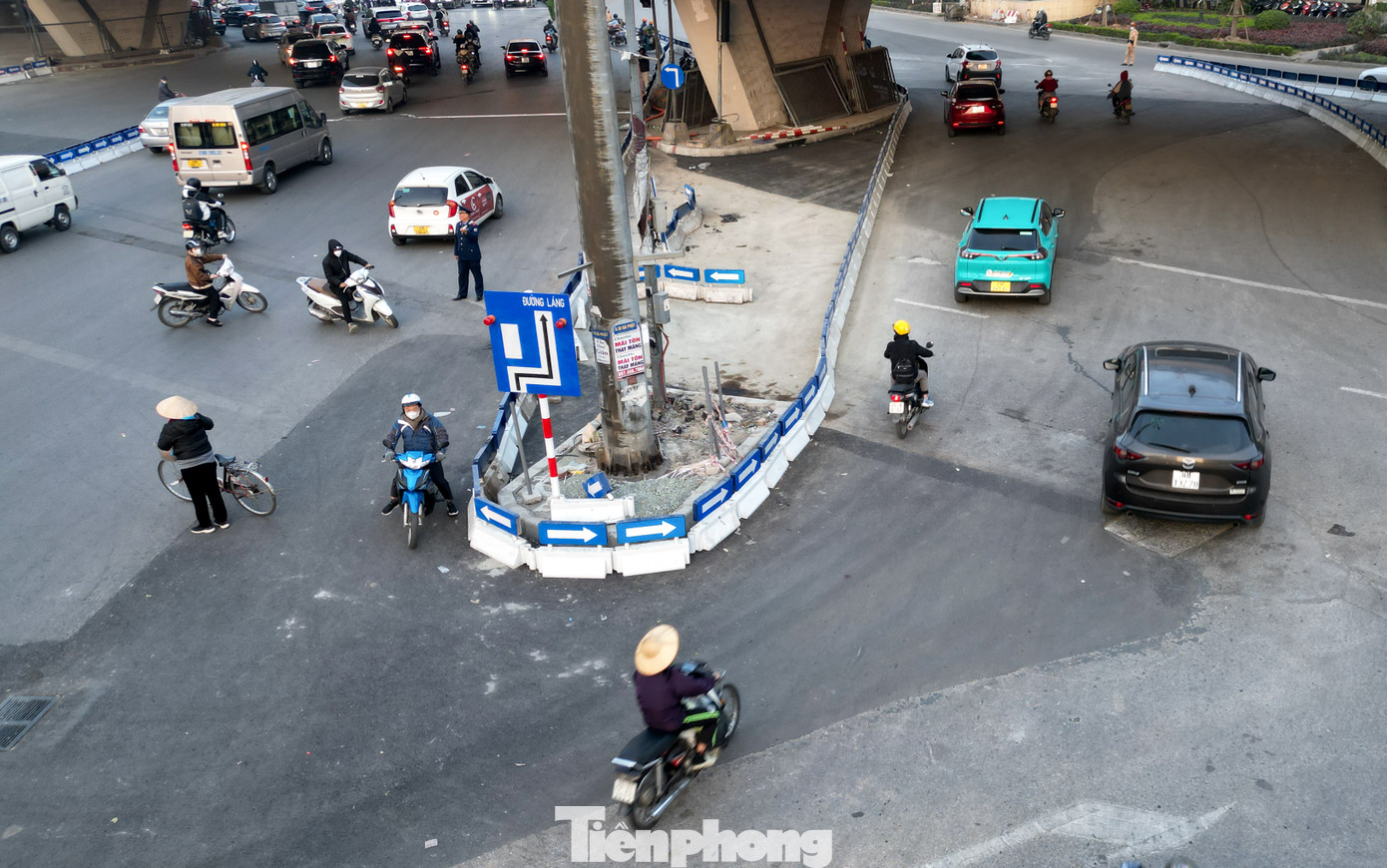 Do chưa nắm được thông tin nút giao Ngã Tư Sở được phân luồng lại, nhiều người tỏ ra lúng túng khi điều khiển phương tiện qua đoạn đường này.