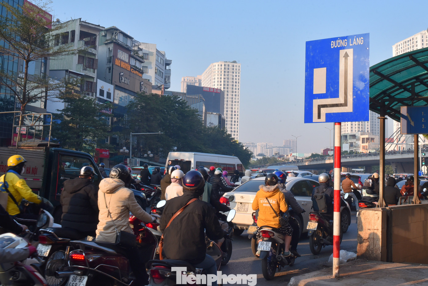 Hệ thống đèn tín hiệu, biển báo và chỉ dẫn được lắp đặt đầy đủ để hỗ trợ người tham gia giao thông.