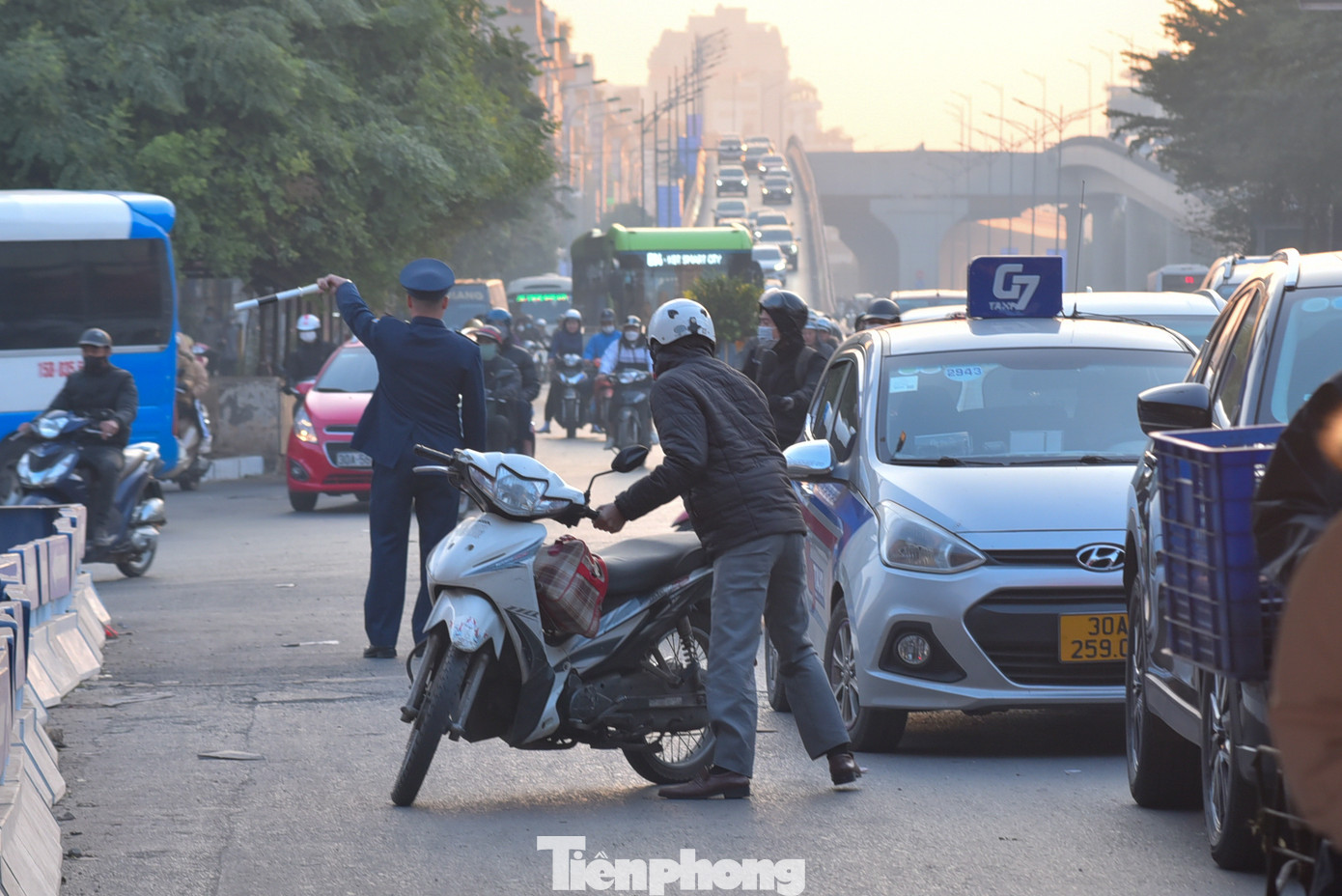 Hàng loạt các phương tiện phải quay đầu xe để đi qua đường Láng.