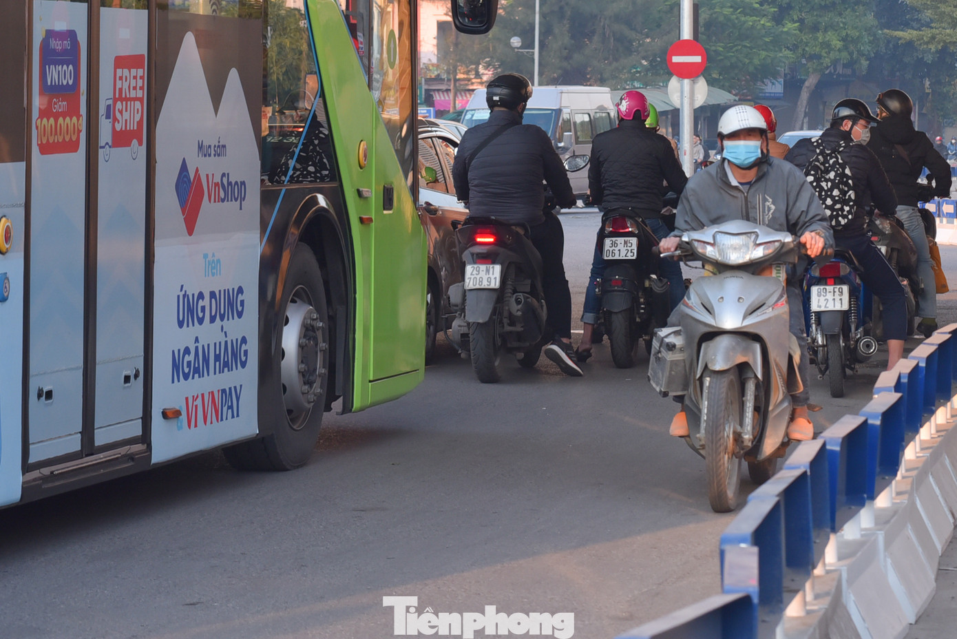 Nhiều người đi xe máy muốn vào đường Láng nhưng nhầm sang làn đường đi Nguyễn Trãi, đã phải quay đầu xe đi ngược chiều trở lại.