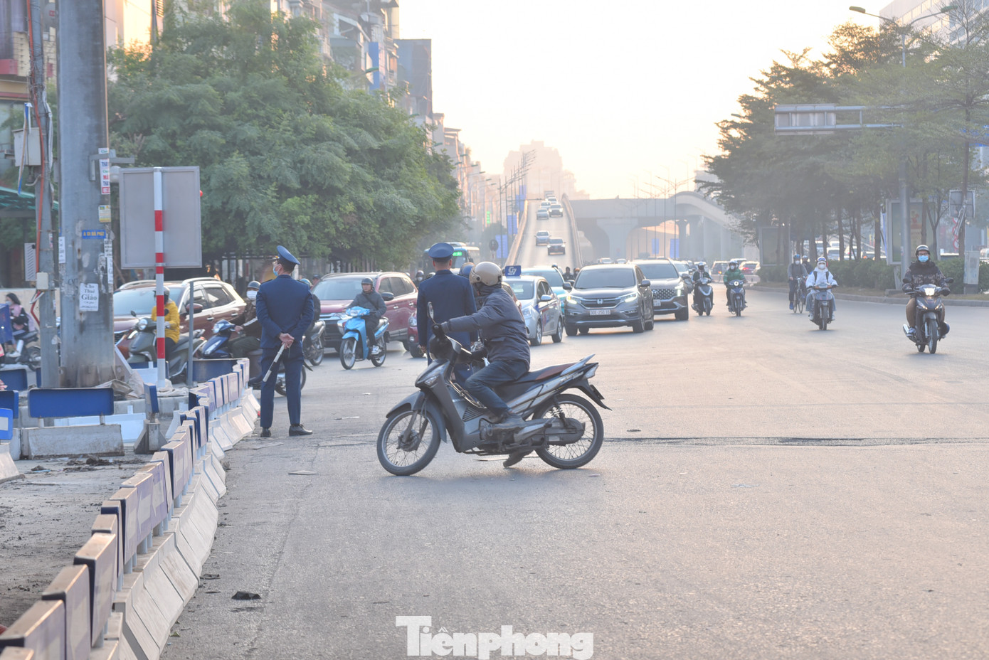 Hàng loạt các phương tiện phải quay đầu xe để đi qua đường Láng.