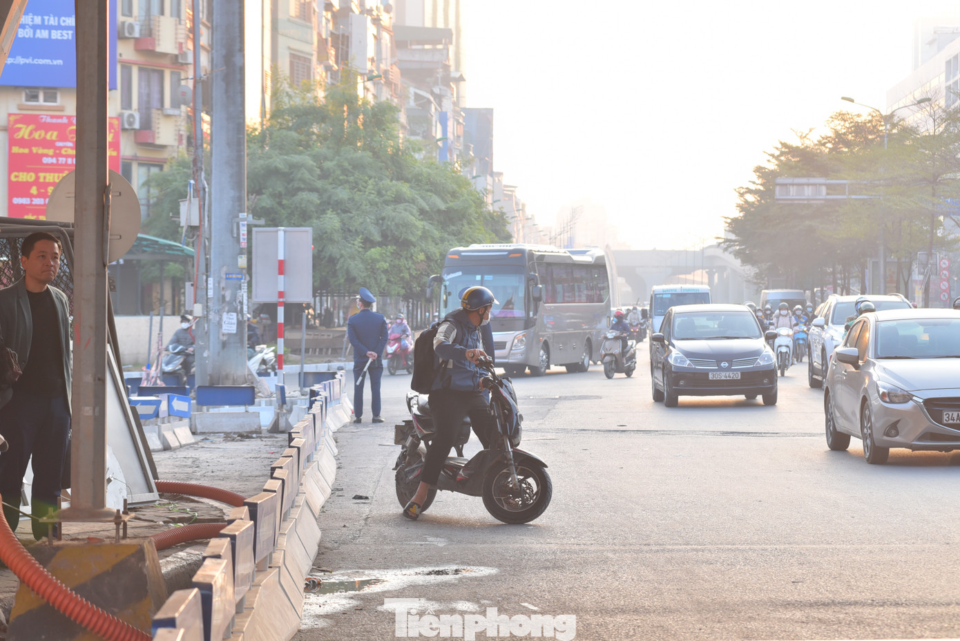 Hàng loạt các phương tiện phải quay đầu xe để đi qua đường Láng.