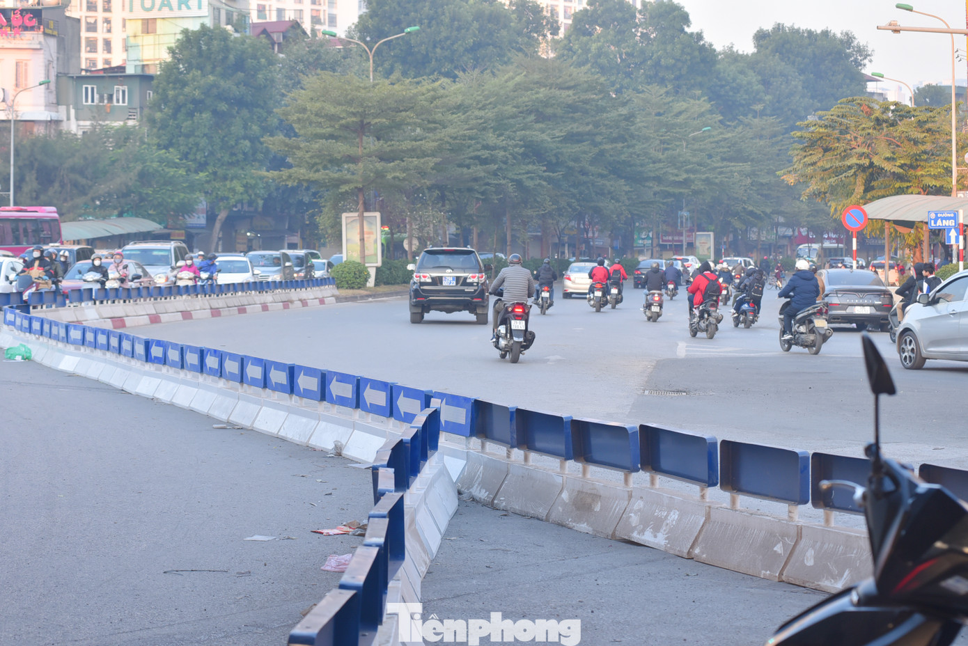 Lối đi cũ từ đường Trường Chinh qua đường Láng đã bị chặn lại.