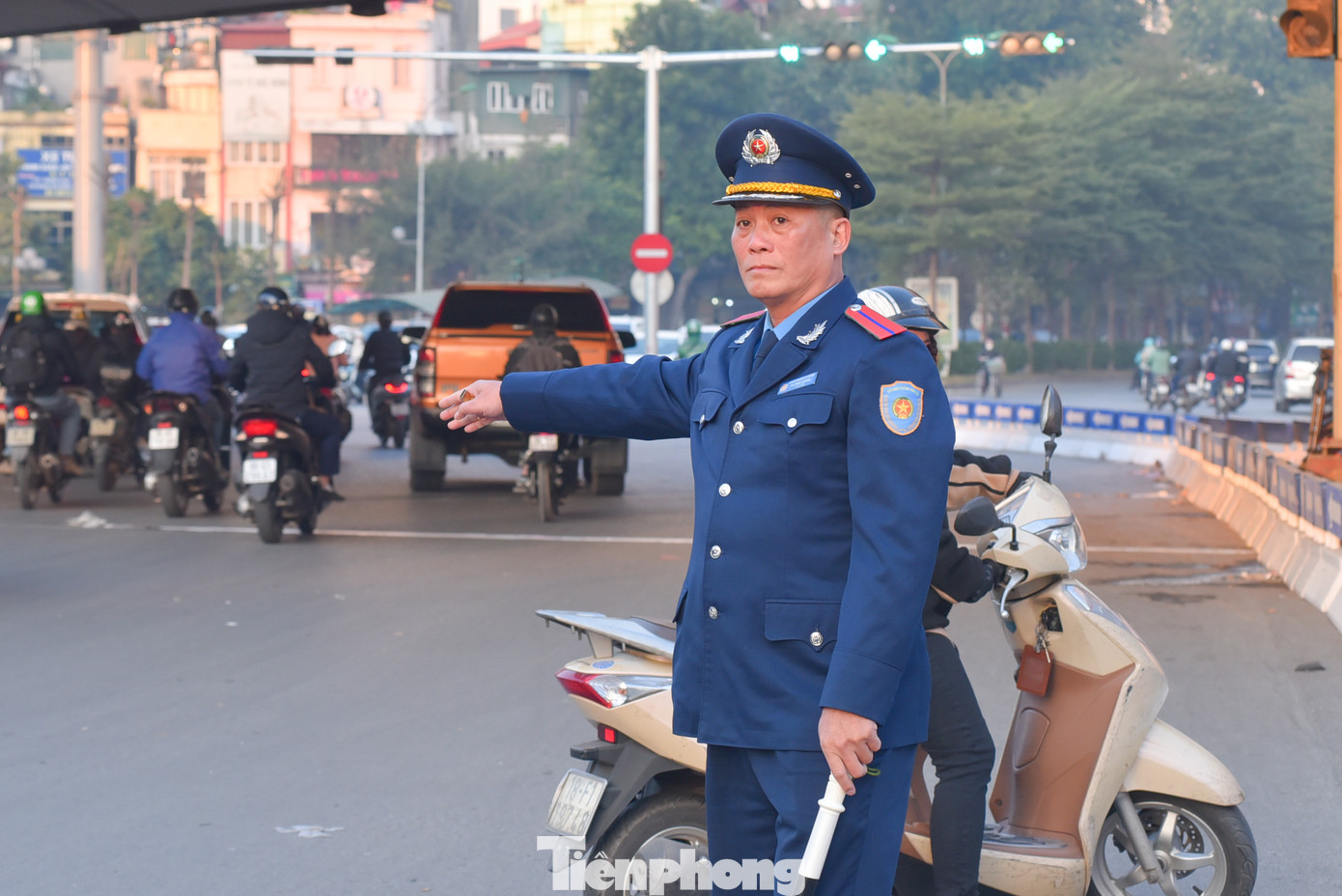 Theo ghi nhận của PV Tiền Phong, trong buổi phân luồng sáng 26/12, lực lượng CSGT, Công an phường và TTGT tiếp tục có mặt từ sớm để hướng dẫn, điều tiết giao thông.