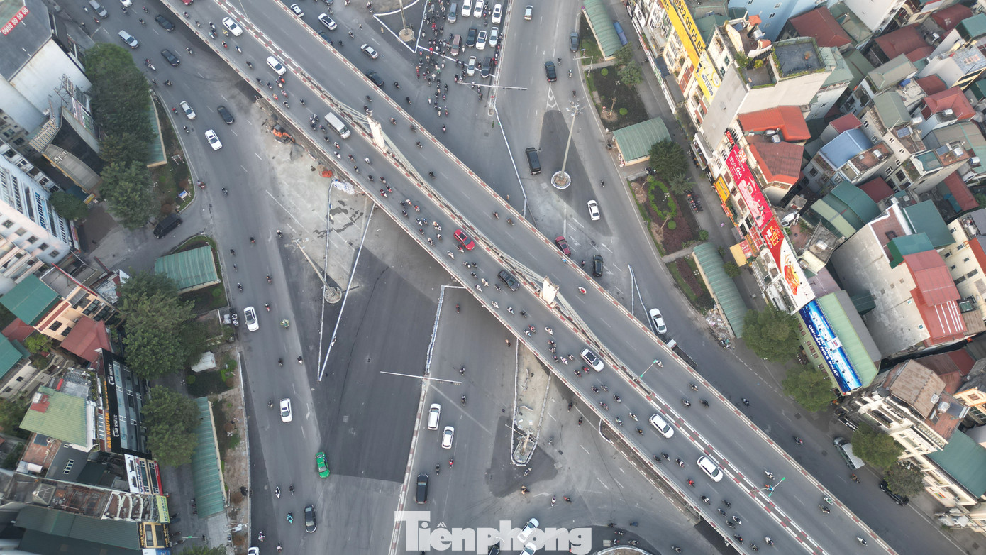 Sở GTVT Hà Nội lại tiếp tục thí điểm phân luồng tại nút giao Ngã Tư Sở cho các phương tiện từ đường Trường Chinh về đường Láng. Theo đó, trong 1 tuần tới (từ chiều ngày 24/12), các phương tiện di chuyển từ đường Trường Chinh - đường Láng sẽ đi vào làn đường mới mở dưới gầm cầu Ngã Tư Sở. Các phương tiện đi từ Trường Chinh sang Nguyễn Trãi đi như cũ.