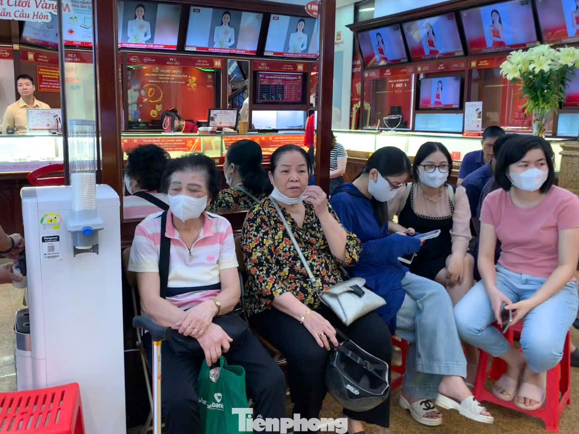 Tại cửa hàng vàng Bảo Tín Minh Châu (quận Cầu Giấy), người dân bán vàng được ưu tiên vào để giao dịch. Đối với người đến mua vàng miếng SJC thì cửa hàng đang không bán, còn vàng nhẫn được mua mỗi người tối đa 3 chỉ. Tại cửa hàng vàng Bảo Tín Minh Châu (quận Cầu Giấy), người dân bán vàng được ưu tiên vào để giao dịch. Đối với người đến mua vàng miếng SJC thì cửa hàng đang không bán, còn vàng nhẫn được mua mỗi người tối đa 3 chỉ.