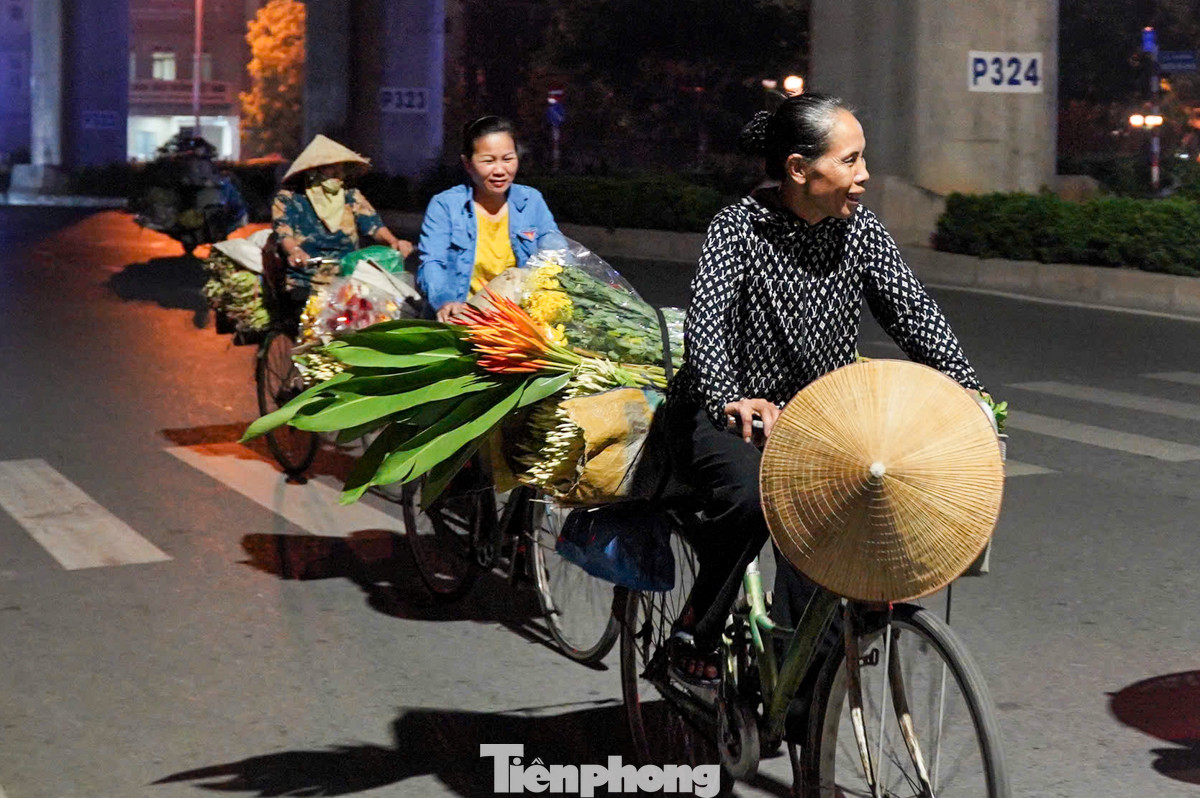 Những bóng dáng lầm lũi, tất bật với dòng xoáy mưu sinh.