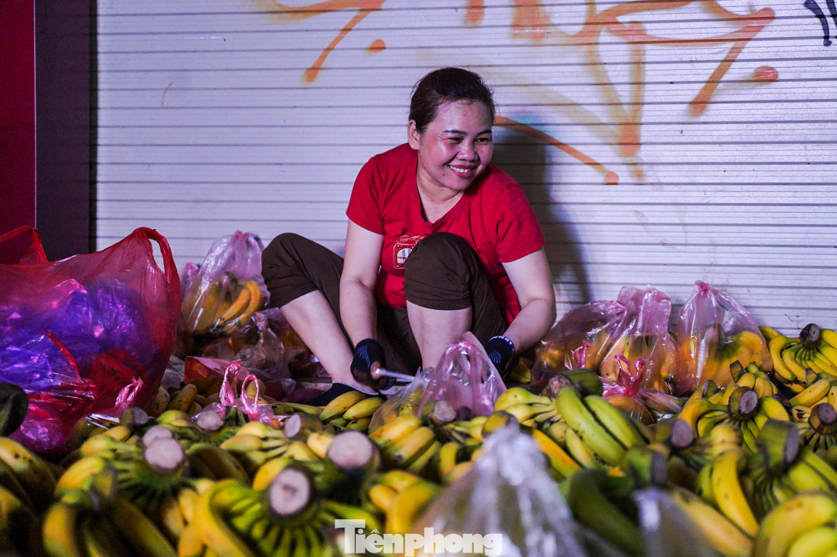 3 giờ sáng ngày 20/10 tại một góc phố cách hồ Gươm 200m, chị Nguyễn Thị Lượng (Khoái Châu, Hưng Yên) đang bận rộn với việc phân loại chuối để bán. Chị chia sẻ đã có 20 năm làm nghề bán chuối, ngày nào cũng cùng chồng đi từ quê lên Hà Nội từ nửa đêm để kịp buôn bán cho ngày mới.