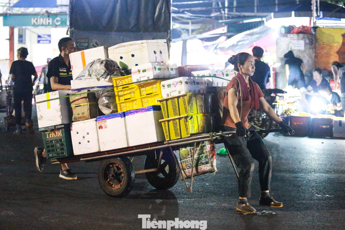 Không ai nghĩ những người phụ nữ chân yếu, tay mềm có thể kéo xe hàng nặng 100-300kg, chẳng kém gì đàn ông. "Làm riết cũng quen, tôi cũng chẳng nhớ hôm nay là ngày lễ Phụ nữ", người phụ nữ chia sẻ.