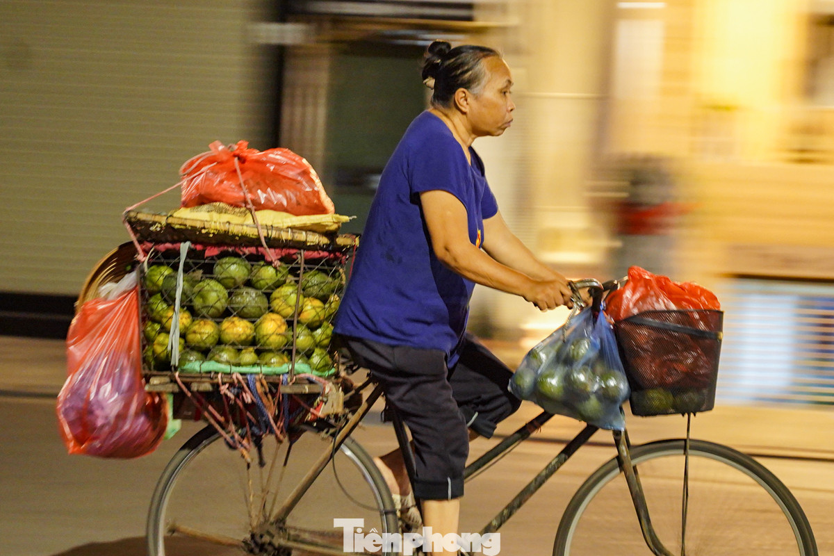 Ngày 20/10 là ngày tôn vinh những người phụ nữ Việt Nam, là dịp để bày tỏ lòng biết ơn và tình yêu thương dành cho họ. Thế nhưng, ở quanh ta, đâu đó vẫn có những bóng dáng âm thầm, lầm lũi, tất bật với dòng xoáy mưu sinh. Với họ, ngày này cũng chỉ là một ngày bình thường như bao ngày khác, bởi gánh nặng cơm áo khiến họ ít có thời gian dừng lại để cảm nhận hay hưởng thụ niềm vui mà ngày lễ mang lại.
