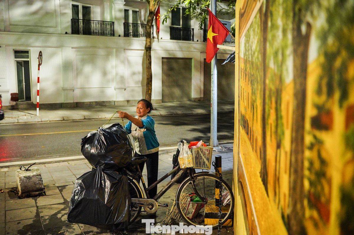 Nhắc đến ngày Phụ nữ Việt Nam 20/10, bà Lị tạm dừng tay, xúc động nói: "Tôi cũng không nhớ hôm nay là ngày gì, cũng chẳng để ý đến lễ dành cho phụ nữ. Ngày nào tôi cũng đi nhặt ve chai từ chiều đến sáng sớm rồi về nghỉ ngơi, cứ lặp đi lặp lại như thế hàng ngày".