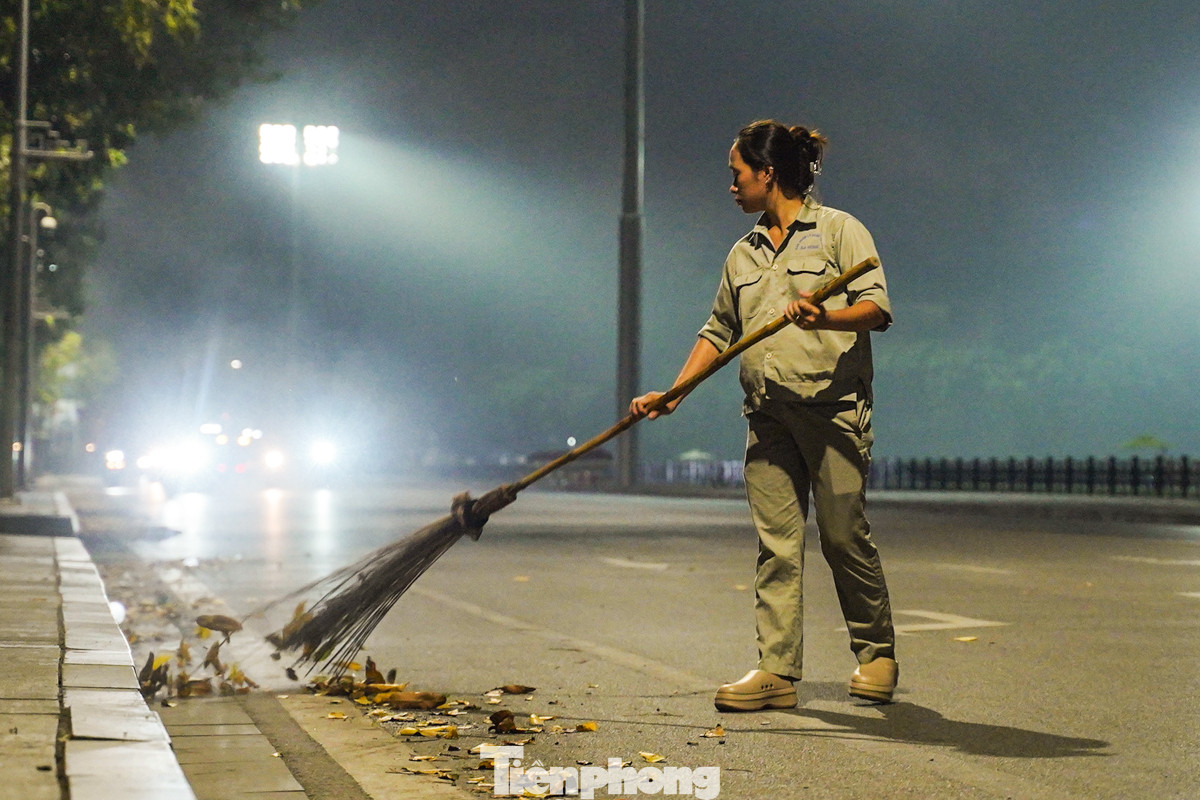 Đến khoảng 4 giờ sáng, các lao công nữ bắt đầu miệt mài dọn đường chuẩn bị cho một ngày mới. Trong khi mọi người còn chìm trong giấc ngủ, họ âm thầm cống hiến mà ít ai nhớ đến, ngay cả trong ngày Phụ nữ Việt Nam.