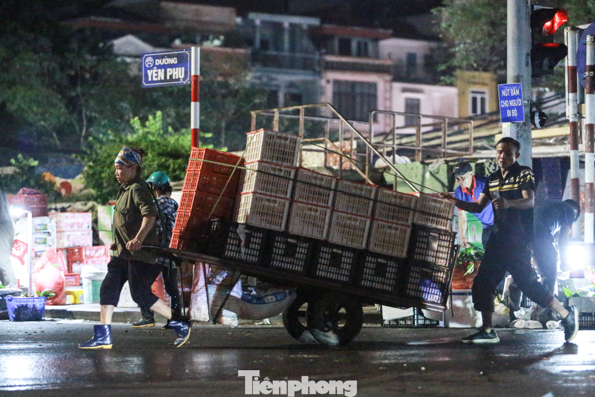 2h sáng 20/10, tại chợ Long Biên (quận Ba Đình, Hà Nội), trong khi mọi người đang chìm sâu vào giấc ngủ đêm cũng là lúc những nữ cửu vạn, phu xe ở chợ Long Biên bắt đầu một ngày làm việc mới, công việc thường kéo dài từ tối hôm trước đến 6h sáng hôm sau.