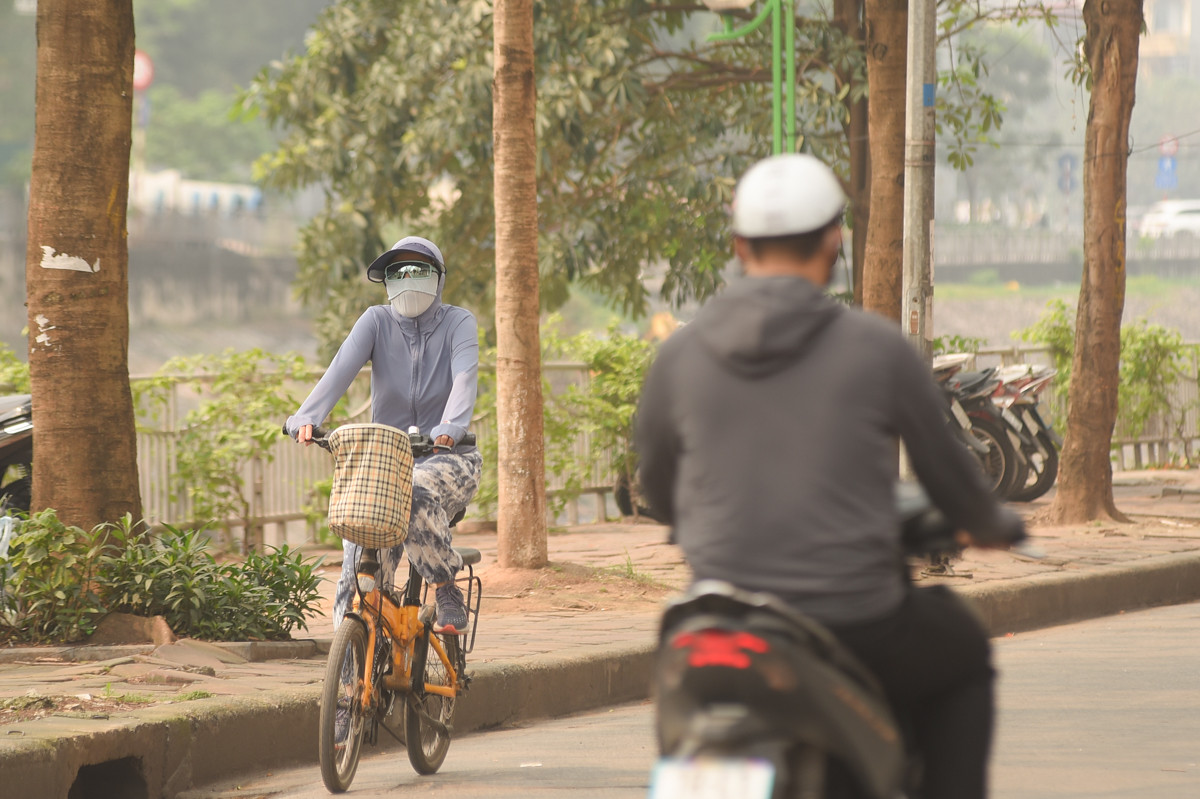 Người phụ nữ mặc đồ kín mít như Ninja để tránh cái nắng oi bức.