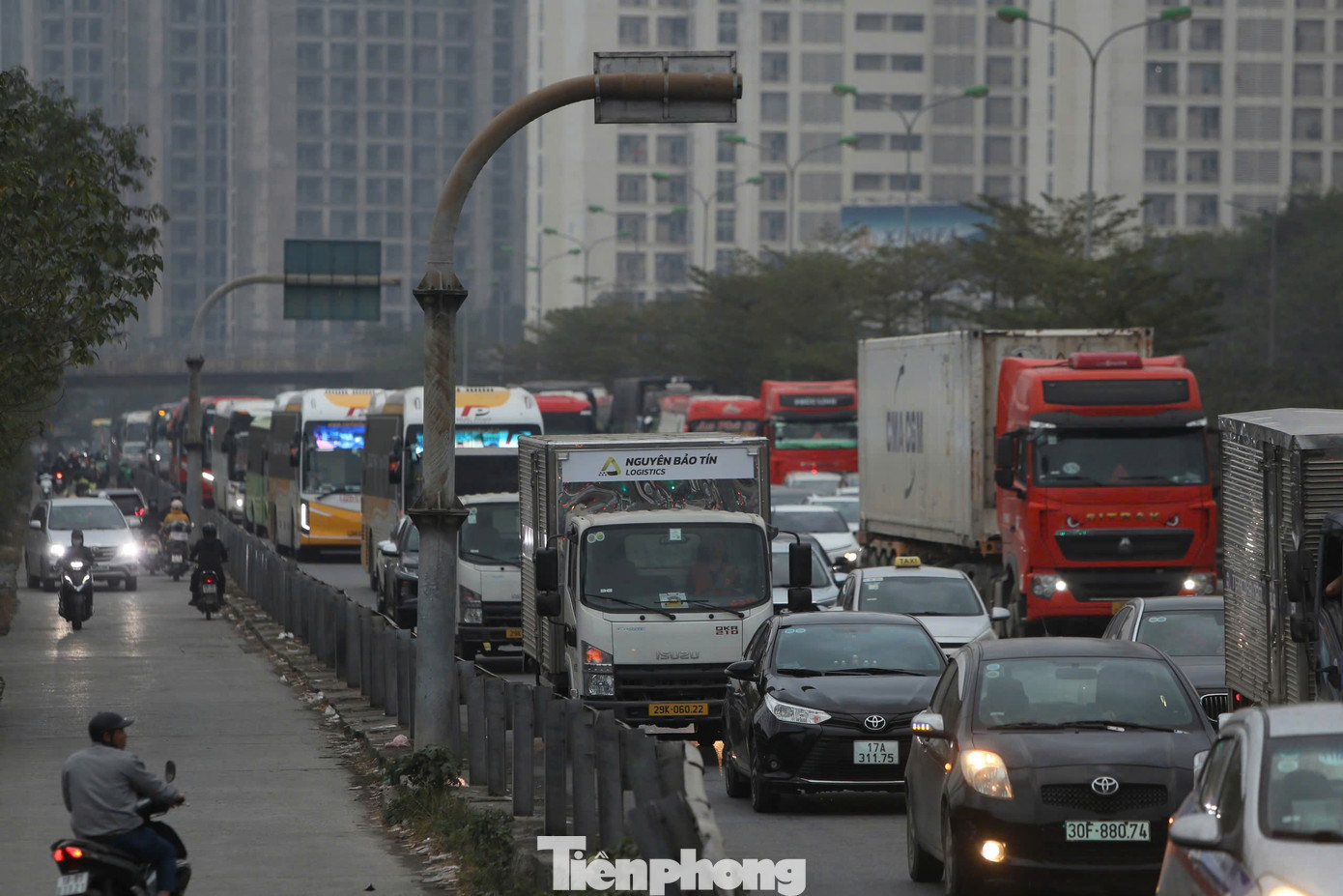 Lối vào cao tốc Pháp Vân - Cầu Giẽ cũng xảy ra ùn ứ. Lối vào cao tốc Pháp Vân - Cầu Giẽ cũng xảy ra ùn ứ.