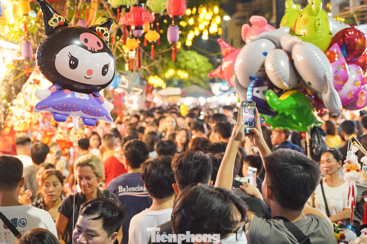 Gần 22h đêm, dòng người đổ về phố Hàng Mã mỗi lúc càng đông.