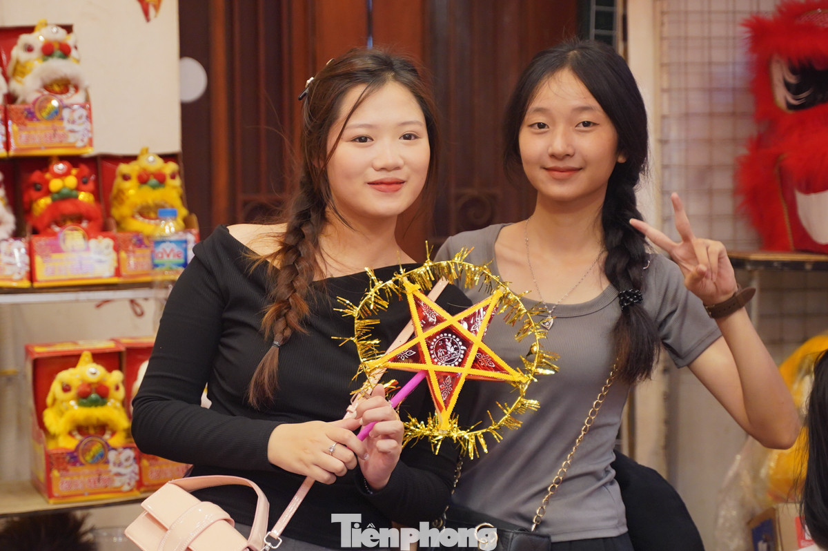 Các bạn trẻ liên tục check-in trước khung cảnh lung linh, rực rỡ sắc màu.