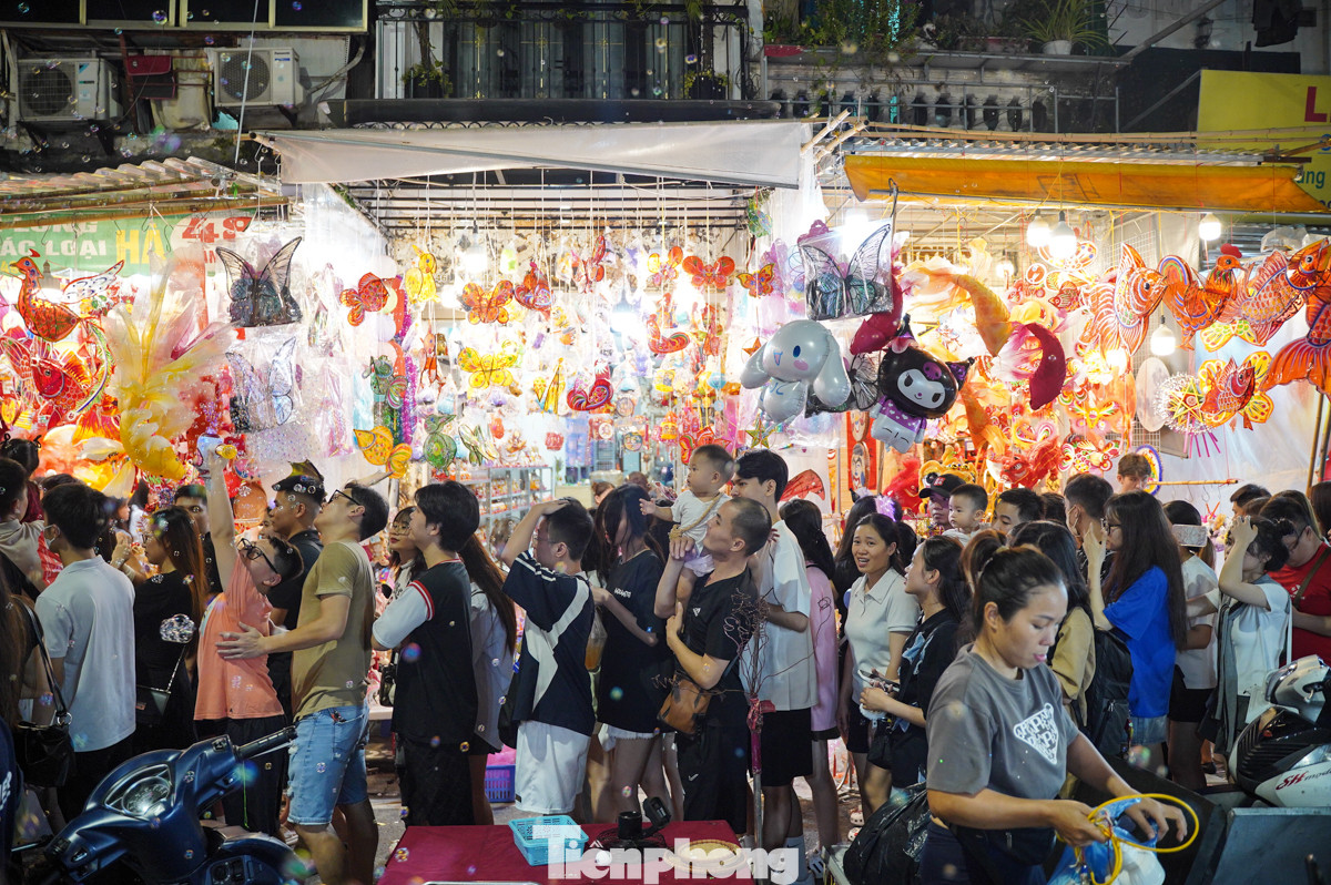 Dòng người xếp hàng dạo chơi, ngắm phố phường dưới thời tiết mát mẻ.