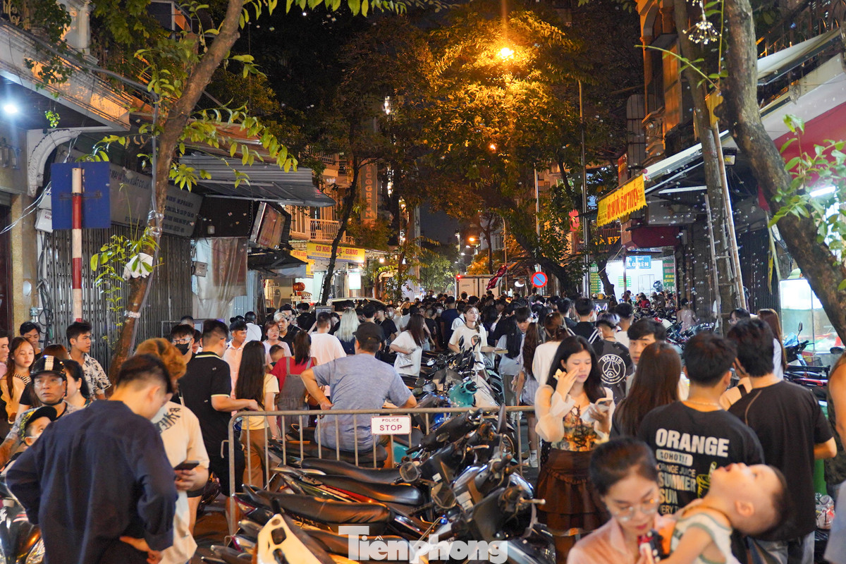 Ngay từ chập tối, khu vực phố cổ đông nghẹt người và xe cộ.
